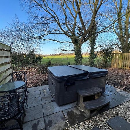 Squirrel Lodge At Owlet Hideaway - With Hot Tub, Near York Extérieur photo