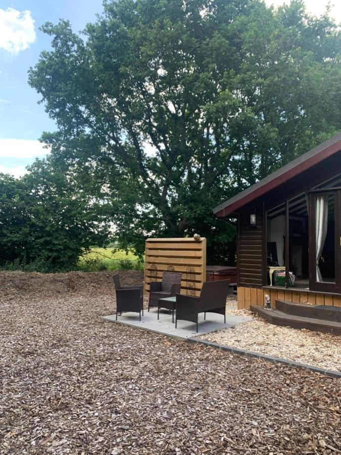 Squirrel Lodge At Owlet Hideaway - With Hot Tub, Near York Extérieur photo