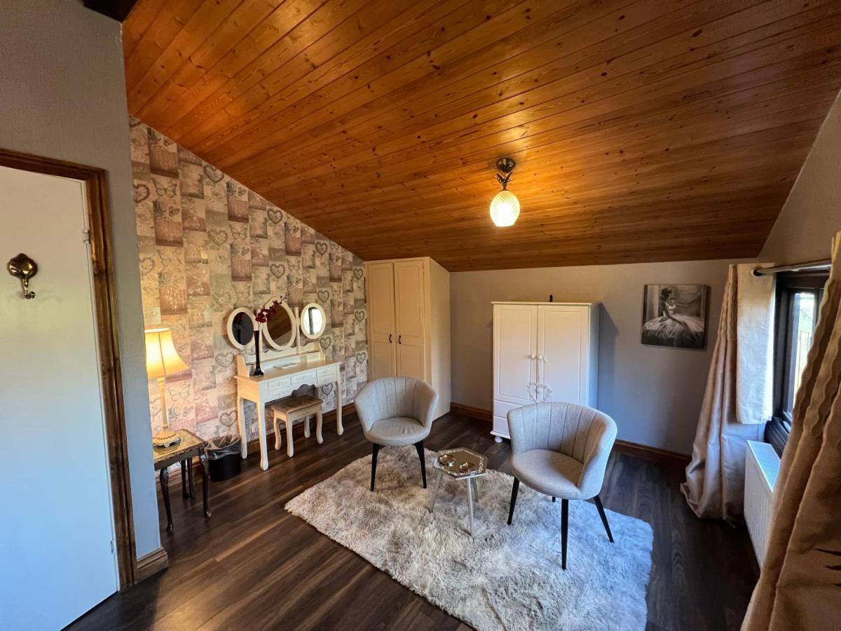 Squirrel Lodge At Owlet Hideaway - With Hot Tub, Near York Extérieur photo