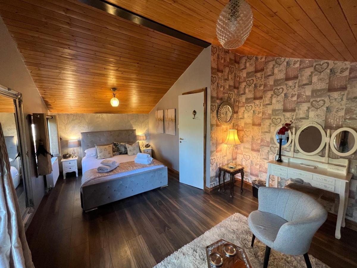 Squirrel Lodge At Owlet Hideaway - With Hot Tub, Near York Extérieur photo