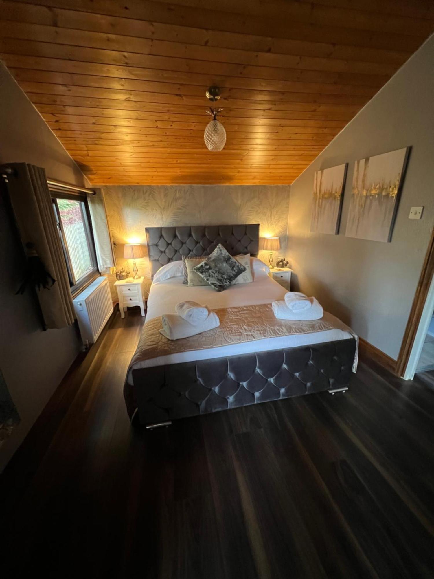 Squirrel Lodge At Owlet Hideaway - With Hot Tub, Near York Extérieur photo