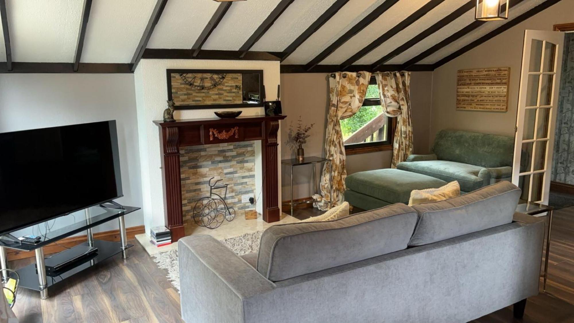 Squirrel Lodge At Owlet Hideaway - With Hot Tub, Near York Extérieur photo