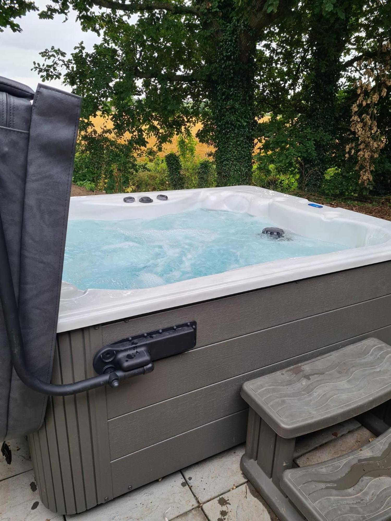 Squirrel Lodge At Owlet Hideaway - With Hot Tub, Near York Extérieur photo