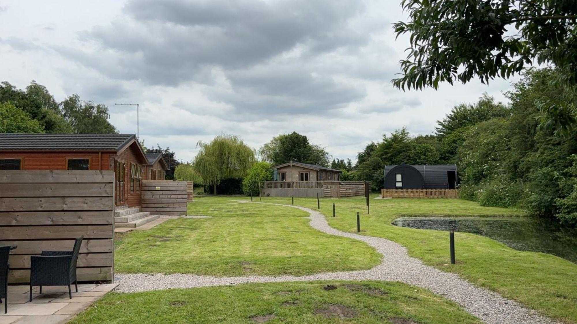 Squirrel Lodge At Owlet Hideaway - With Hot Tub, Near York Extérieur photo