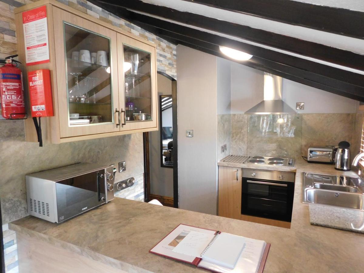 Squirrel Lodge At Owlet Hideaway - With Hot Tub, Near York Extérieur photo